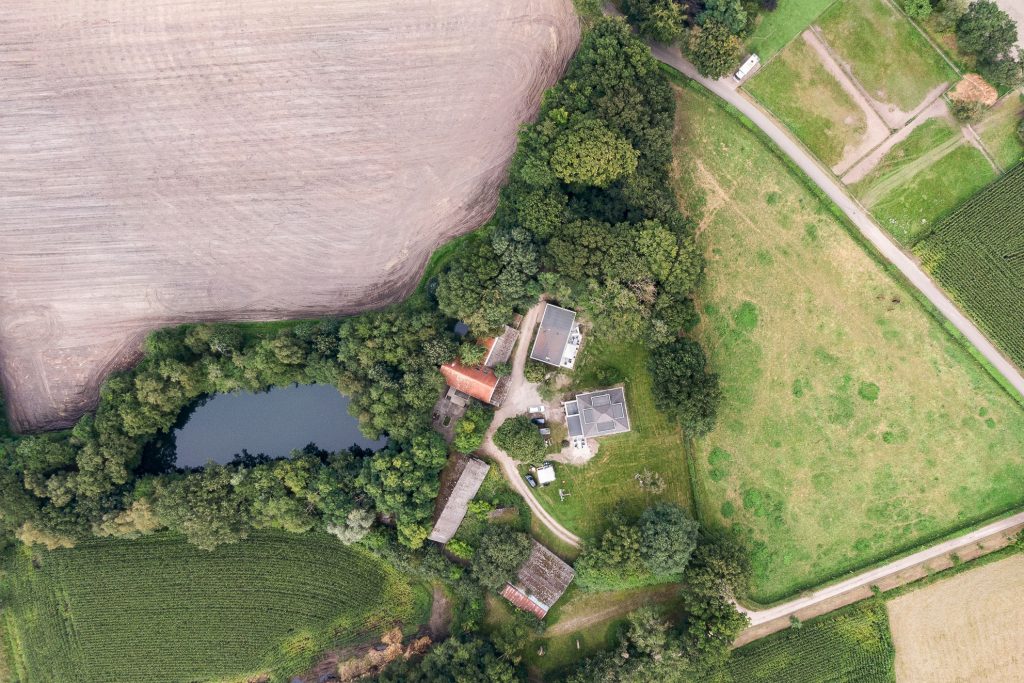 luchtfoto Watermolen van Rakhorst met links de wijerd